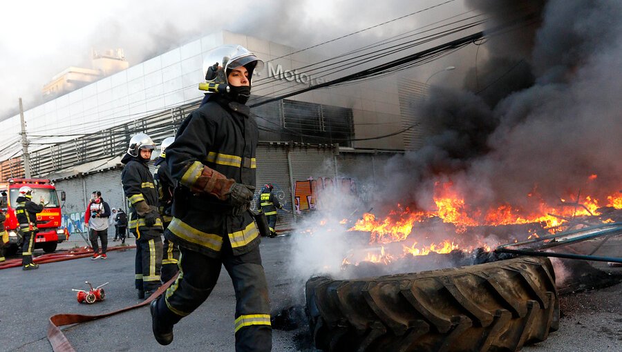 Cámara de Diputados aprobó elevar pena a quienes agredan a bomberos: tres años de cárcel