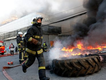 Cámara de Diputados aprobó elevar pena a quienes agredan a bomberos: tres años de cárcel