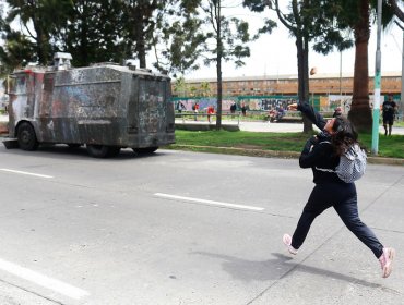 Intensa jornada de incidentes en Valparaíso y Viña del Mar: escolares se enfrentan a Carabineros