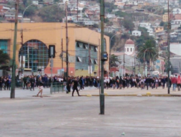 Escolares recorren colegios de Valparaíso exigiendo que otros se sumen a manifestaciones