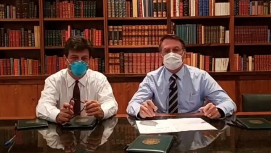 Bolsonaro apareció con mascarilla tras someterse a exámenes ante posibilidad de tener coronavirus