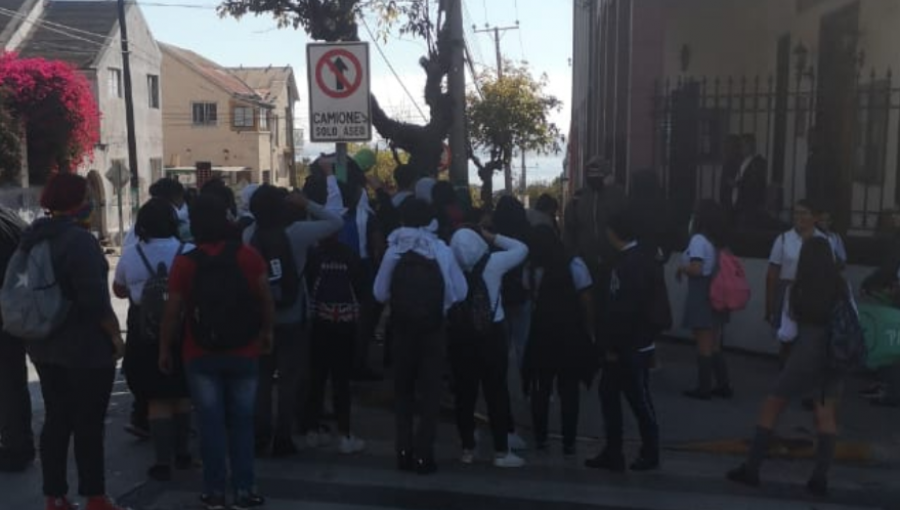 Tensión en Playa Ancha: Escolares exigieron a alumnas del colegio María Auxiliadora que se sumen a marcha