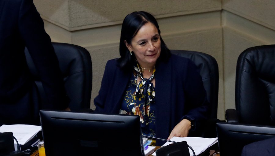 Senadora Aravena: "Si se sabe que las aglomeraciones son riesgosas, debieran prohibirse todas de plano"