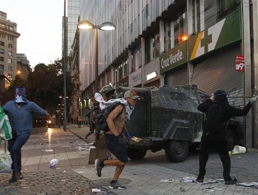 Detienen 5 adultos y 2 menores acusados de saquear farmacia en medio de protesta