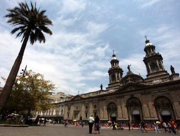 Iglesia de Santiago suspende actividades masivas y pide a "grupos de riesgo" participar de misa por TV