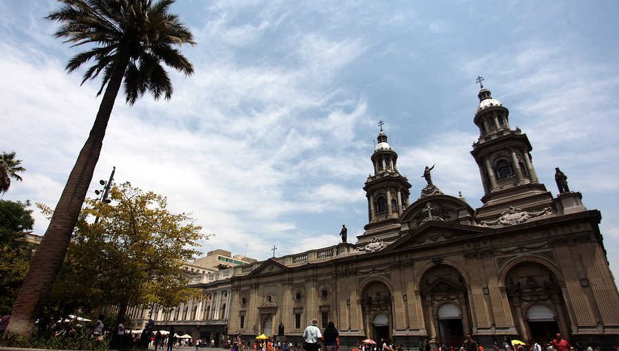 Iglesia de Santiago suspende actividades masivas y pide a "grupos de riesgo" participar de misa por TV