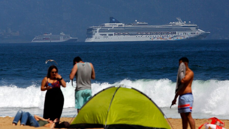 Cruceros se mantienen a la "deriva" en Valparaíso tras prohibición de racalar