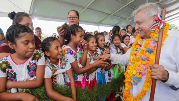 Critican al Presidente de México por continuar abrazando y besando a adherentes, pese a sugerencias