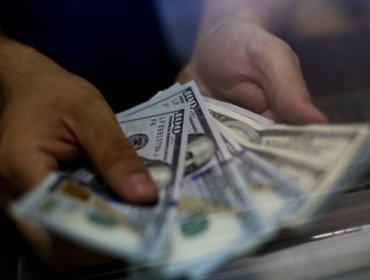 El dólar registró una fuerte baja y cayó por debajo de los 850 pesos