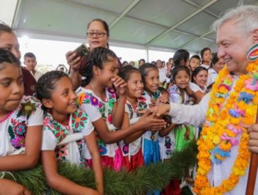 Critican al Presidente de México por continuar abrazando y besando a adherentes, pese a sugerencias