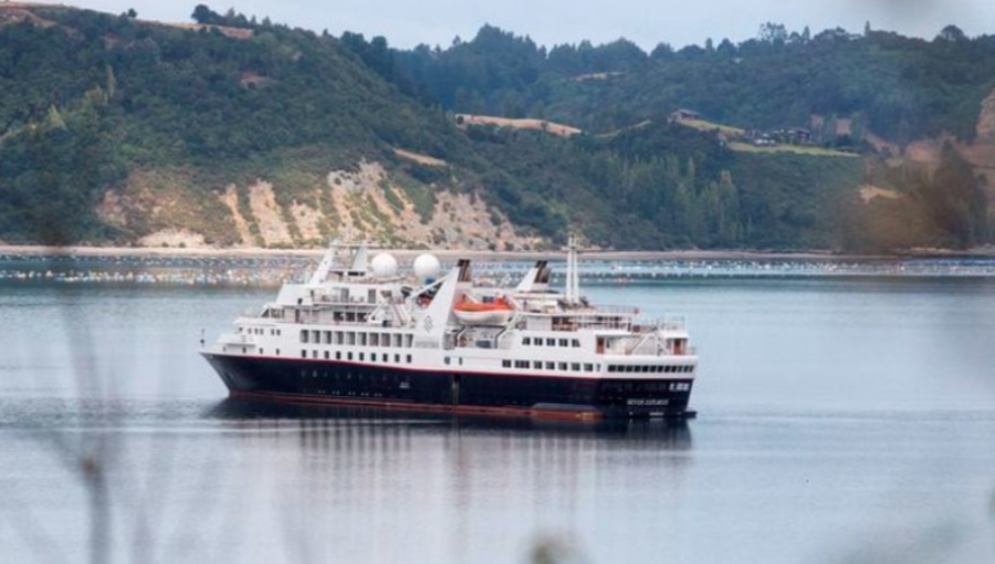 Evacuaron a 97 pasajeros de crucero en Castro: salieron del país en vuelo charter