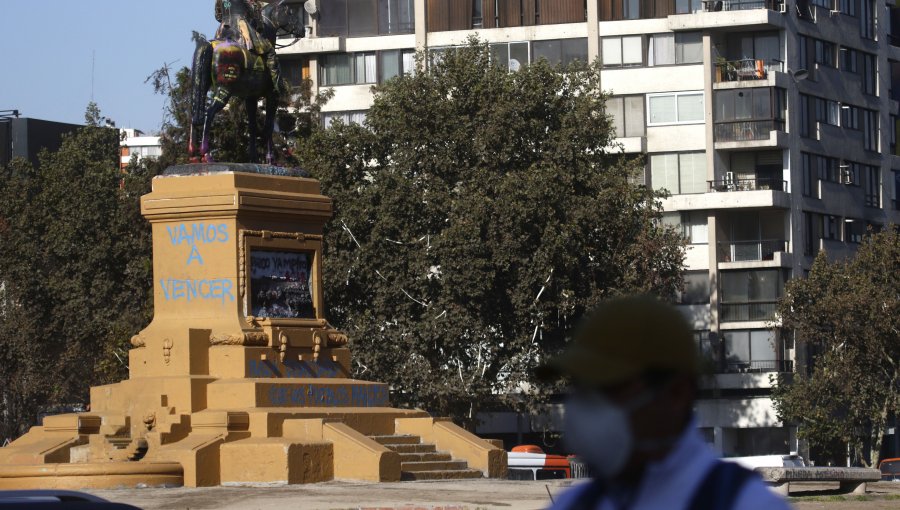 Con prohibición de acercarse a Plaza Baquedano quedó joven que rayó monumento