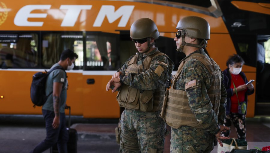 Salud y Ejército instalan barrera sanitaria en terminal de buses de Concepción