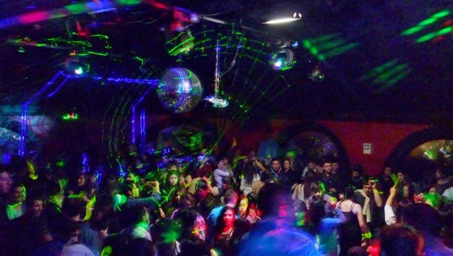 Decretan el cierre de discoteques y restricciones a cines y restaurantes en la región Metropolitana