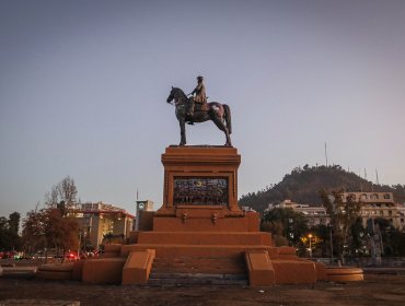 Providencia sanitiza y desinfecta plaza Baquedano: rayados post estallido social fueron removidos