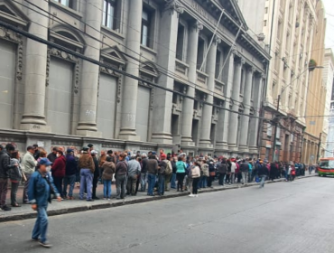 Preocupación por largas filas de adultos mayores cobrando sus pensiones en Valparaíso y Viña del Mar