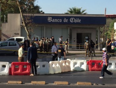 Dos carabineros fueron baleados tras intentar repeler un asalto en sucursal bancaria de Estación Central