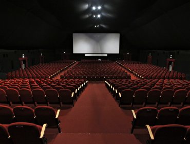 Ordenan cerrar cines, pubs, restoranes, discotecas y eventos deportivos independientes