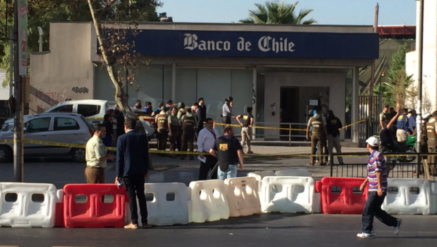 Dos carabineros fueron baleados tras intentar repeler un asalto en sucursal bancaria de Estación Central