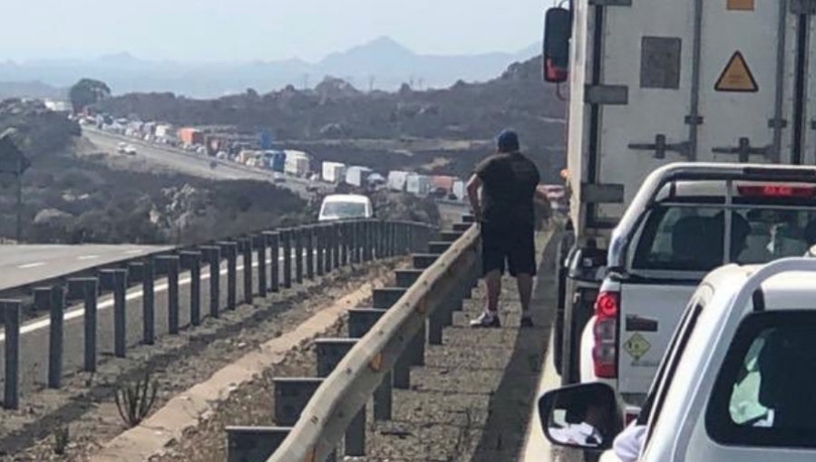 Reportan alta congestión por "Aduana Sanitaria" instalada en peaje que une la región de Coquimbo con la de Valparaíso