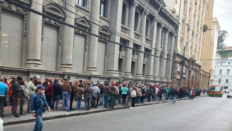 Preocupación por largas filas de adultos mayores cobrando sus pensiones en Valparaíso y Viña del Mar