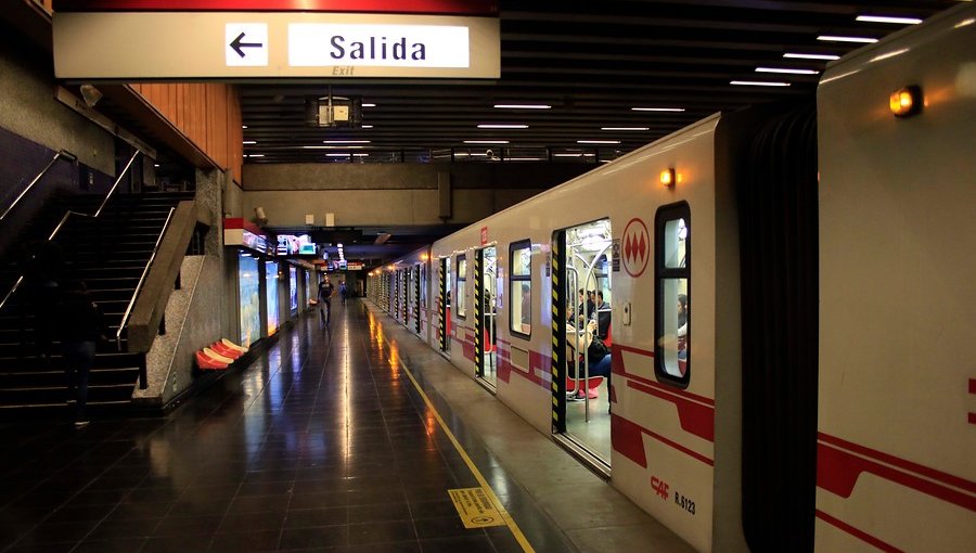 Usuarios del Metro de Santiago deberán esperar 10 minutos entre trenes durante el fin de semana