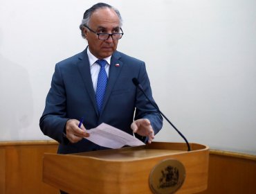 Canciller pide calma a chilenos en el exterior que no pueden regresar al país