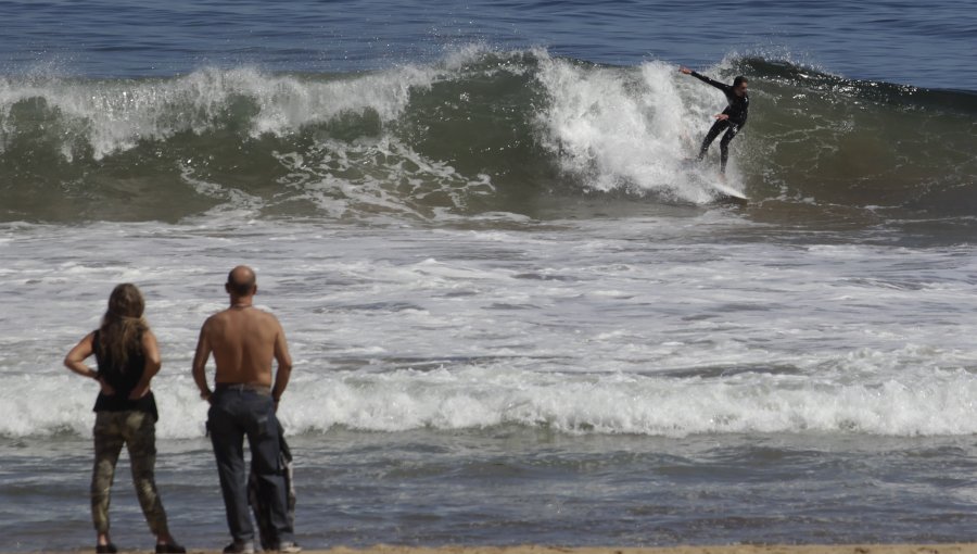 En Reñaca este domingo: Pese a control de la Armada varias personas "tomando sol" y "bañándose" en la playa