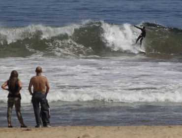 En Reñaca este domingo: Pese a control de la Armada varias personas "tomando sol" y "bañándose" en la playa