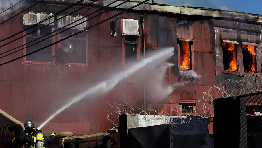 13 damnificados dejó incendio que destruyó tradicional casona del cerro Playa Ancha