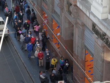 Largas filas se registran nuevamente en bancos del centro de Valparaíso