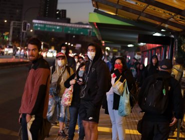 Ajustan horarios de funcionamiento del Metro y Transantiago tras altas aglomeraciones