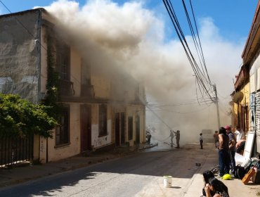 Incendio consume casona de dos pisos del cerro Playa Ancha de Valparaíso