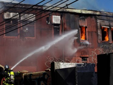 13 damnificados dejó incendio que destruyó tradicional casona del cerro Playa Ancha