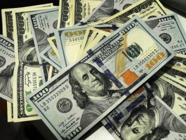 El precio del dólar operó nuevamente a la baja y cerró por debajo de los $850