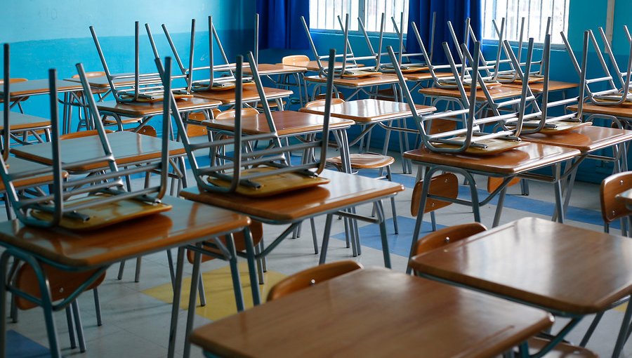 Extienden suspensión de clases por dos semanas y adelantan vacaciones de invierno: escolares no regresarían hasta mayo