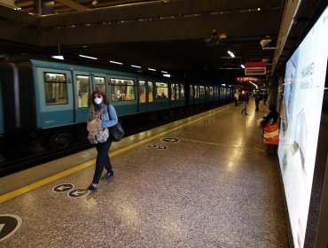 Metro de Santiago seguirá funcionando por "ahora" en comunas donde se declaró cuarentena total