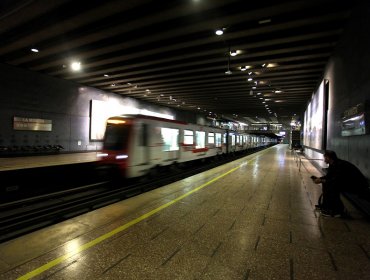 Metro de Santiago presentó una disminución de 87,2% de afluencia respecto al viernes pasado