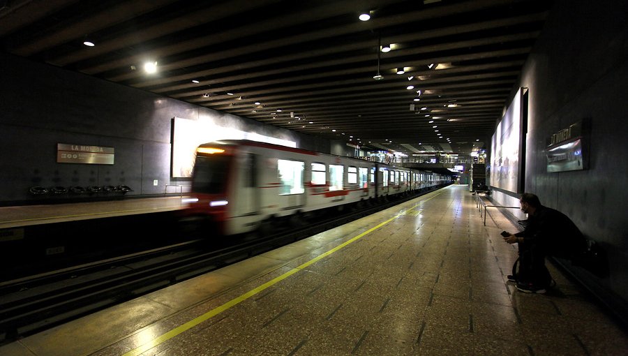 Metro de Santiago presentó una disminución de 87,2% de afluencia respecto al viernes pasado