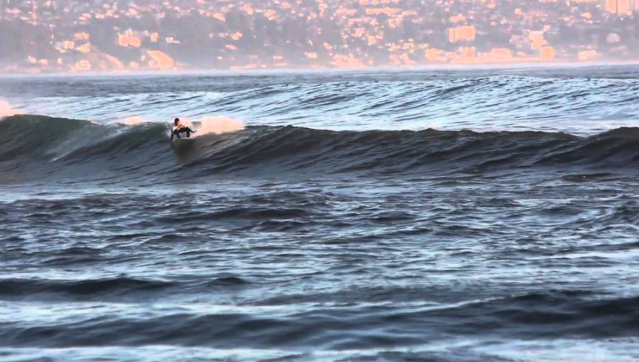 Pese a llamados a no hacer turismo, hasta surfistas han llegado a playas de la región de Valparaíso