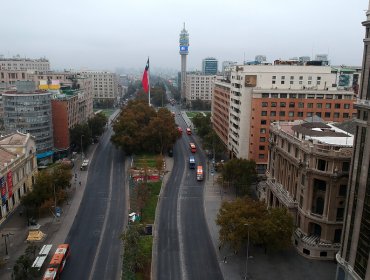 Calles desiertas y baja temperatura marcaron la primera mañana de cuarentena en Santiago