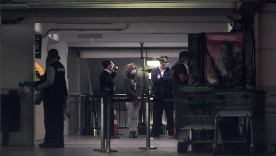 Caso contagiada en Jumbo Las Condes: Se confirma que mujer no ingresó a comprar pero sí su pareja e hijo