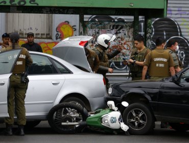 Accidente en Valparaíso: Moto de Carabinero queda con serios daños y atrapada entre dos vehículos