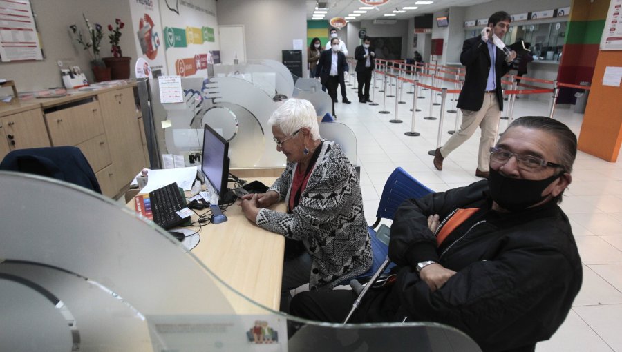 Jubilados siguen cobrando pensiones en forma presencial este fin de semana