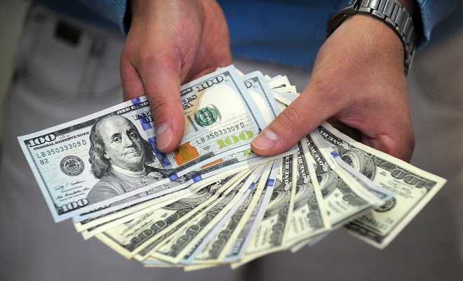 El precio del dólar operó al alza nuevamente y cerró marzo sobre los 850 pesos