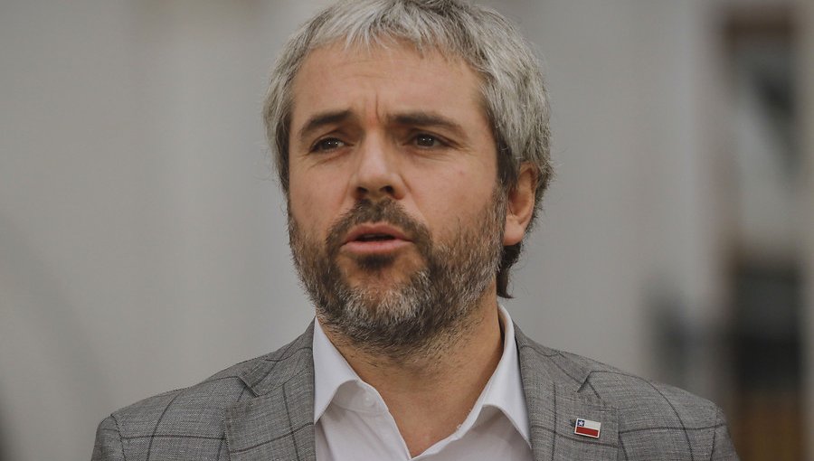 Ministro del Interior calificó como "inoportuna" el alza en los planes de isapres