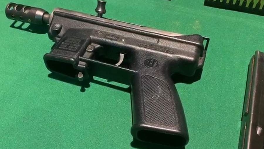 Prisión preventiva para sujeto sorprendido con subametralladora durante toque de queda en Lo Prado