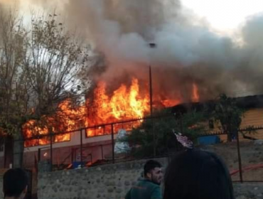 Incendio destruye sedes de un club deportivo y junta de vecinos de Limache