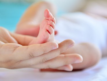 Comisión de Trabajo de la Cámara aprueba legislar extensión de postnatal durante emergencia