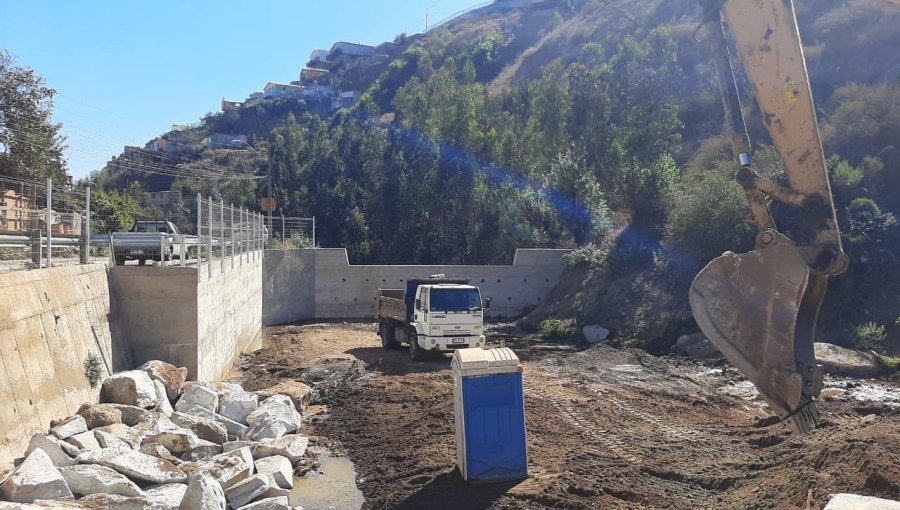 Inspeccionan protocolos sanitarios en obras de cuenca en Av. Francia de Valparaíso